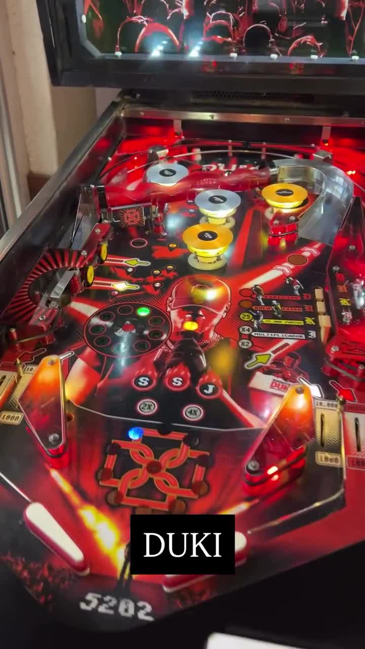 Pinball personalizado de Duki, con luces y arte de su World Tour 2025