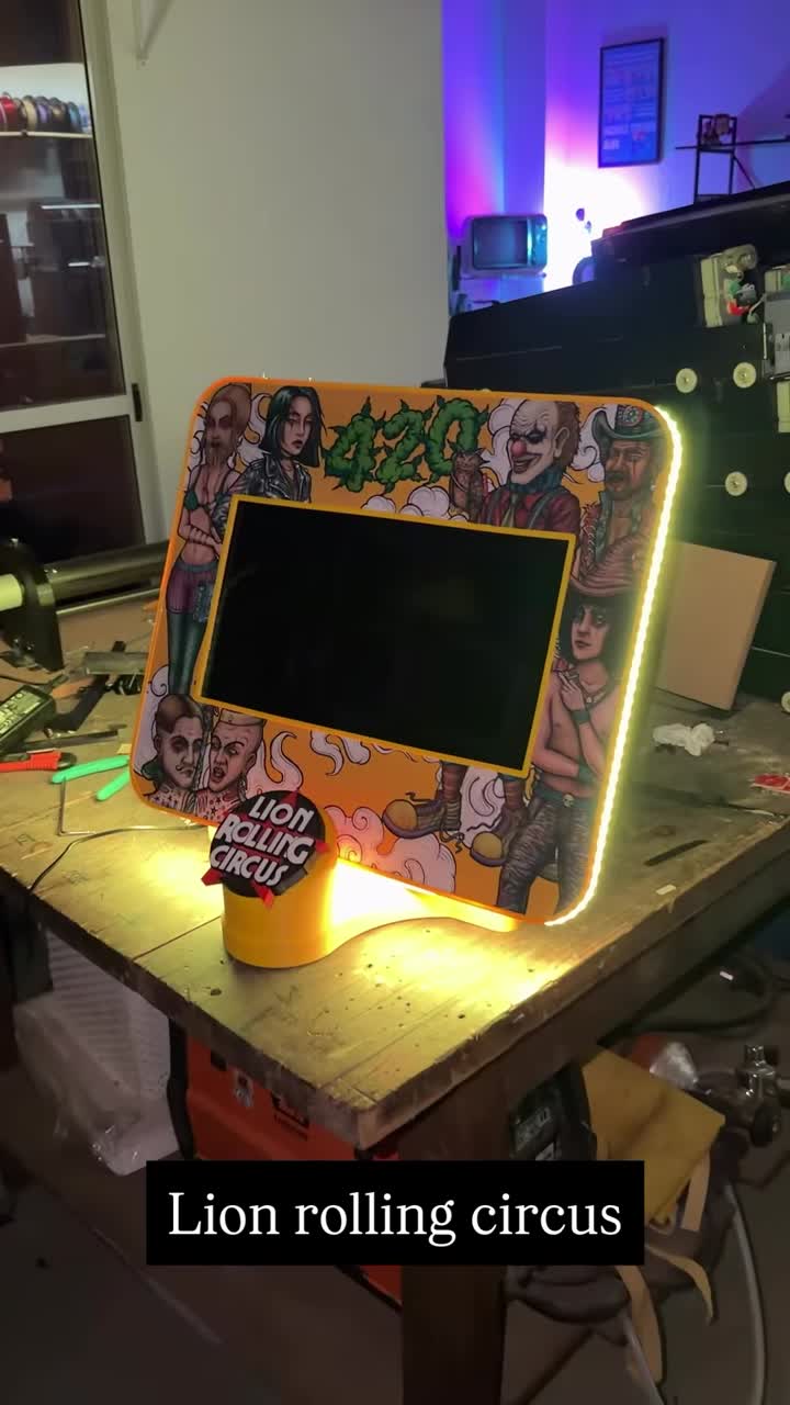 Dispositivo con pantalla, iluminación y arte de Lion Rolling Circus