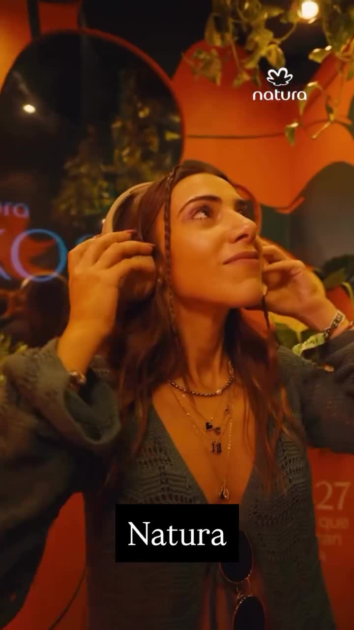 Experiencia sensorial de Natura con auriculares y ambientación vegetal