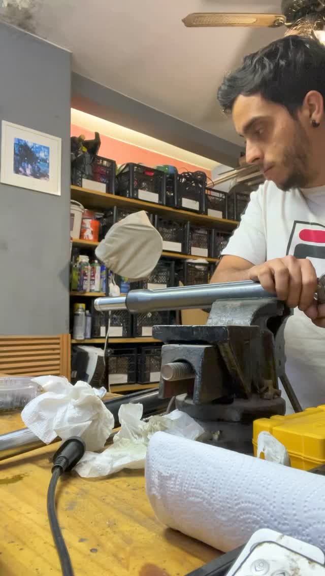 Joan trabajando en un prototipo en su taller